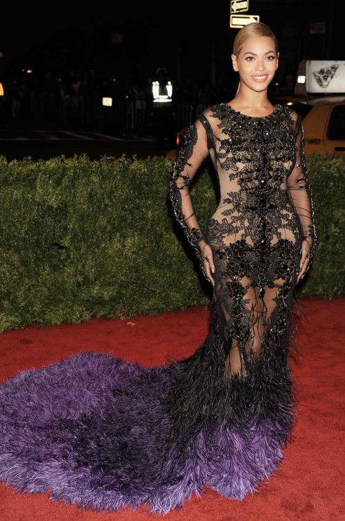 15 Gothic Red Carpet Looks